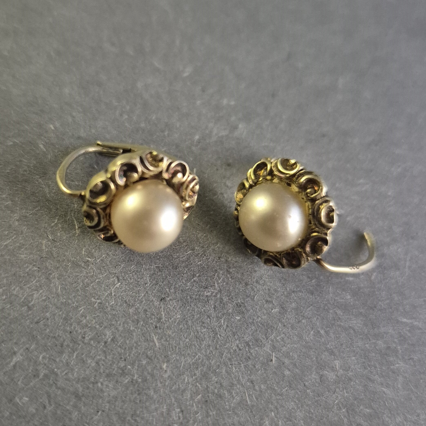 Elegante Vintage-Ohrringe mit Perlen – Klassische Schönheit