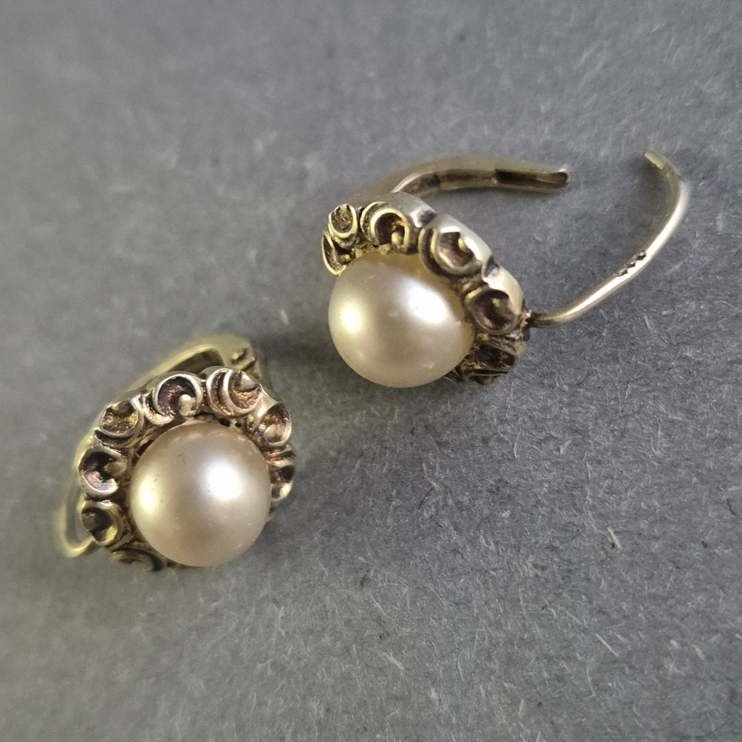 Elegante Vintage-Ohrringe mit Perlen – Klassische Schönheit