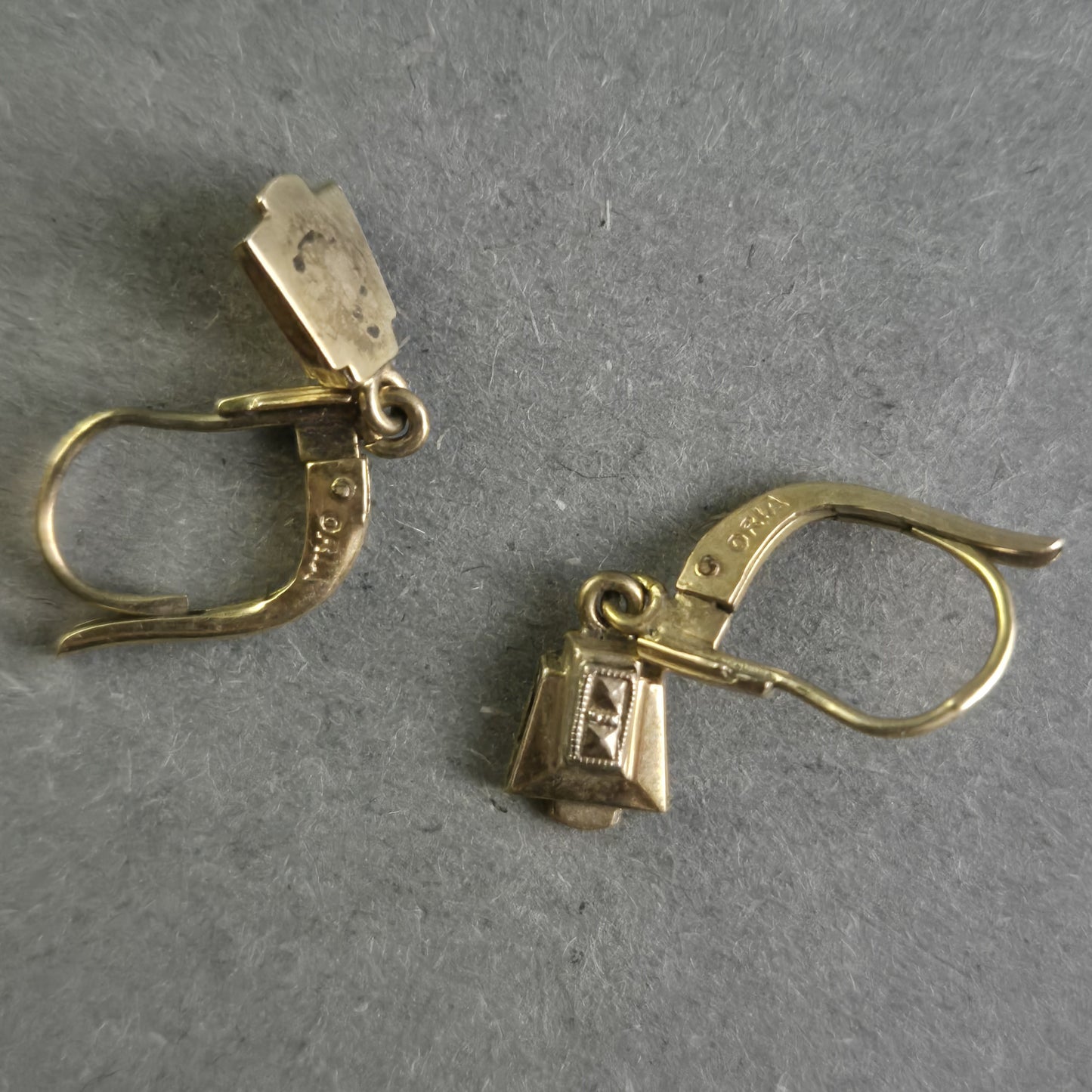 Vintage-Ohrringe aus Gold mit geometrischem Design – Stilvolle Handwerkskunst