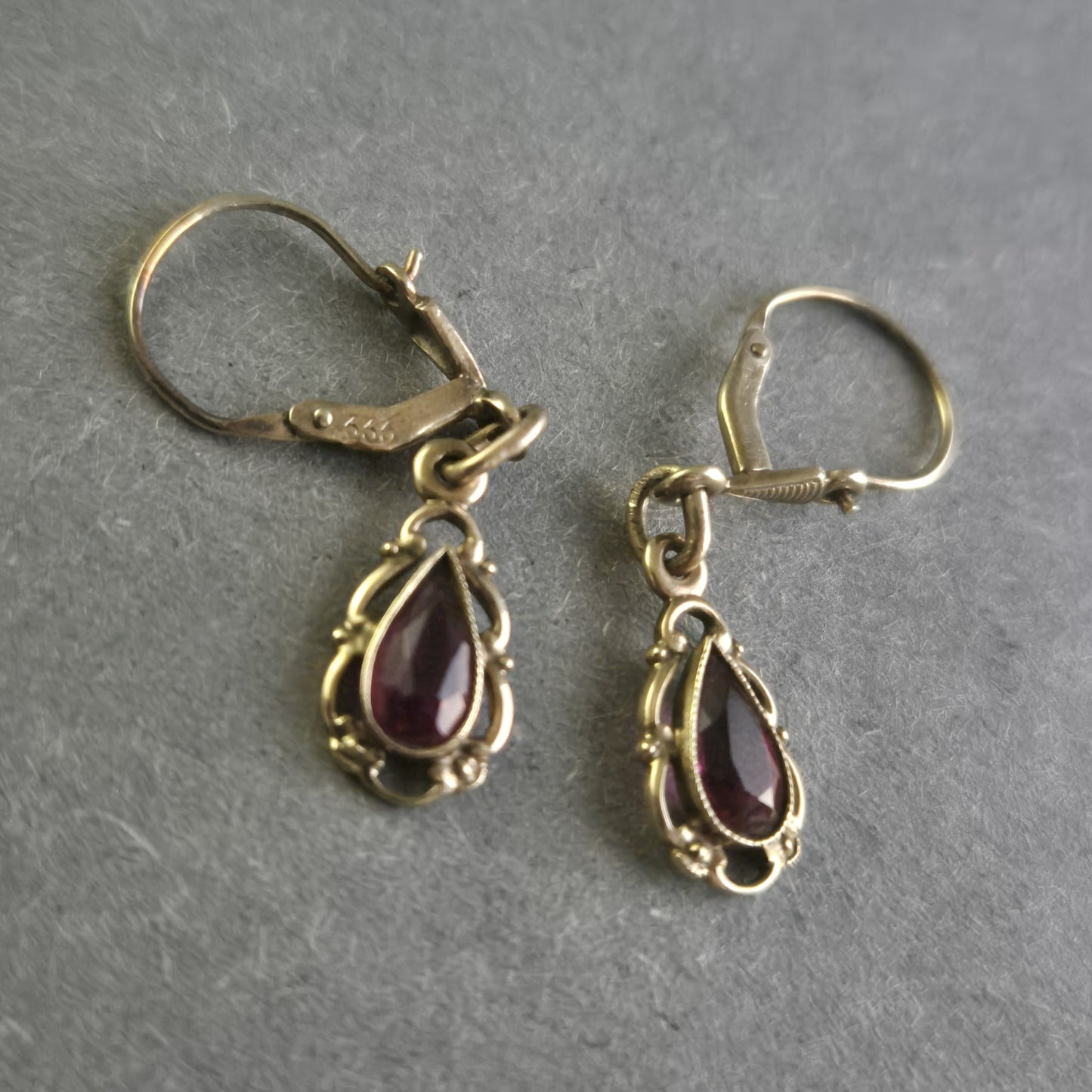 Elegante 333 Gold Ohrringe mit Granat – Klassischer Vintage-Stil