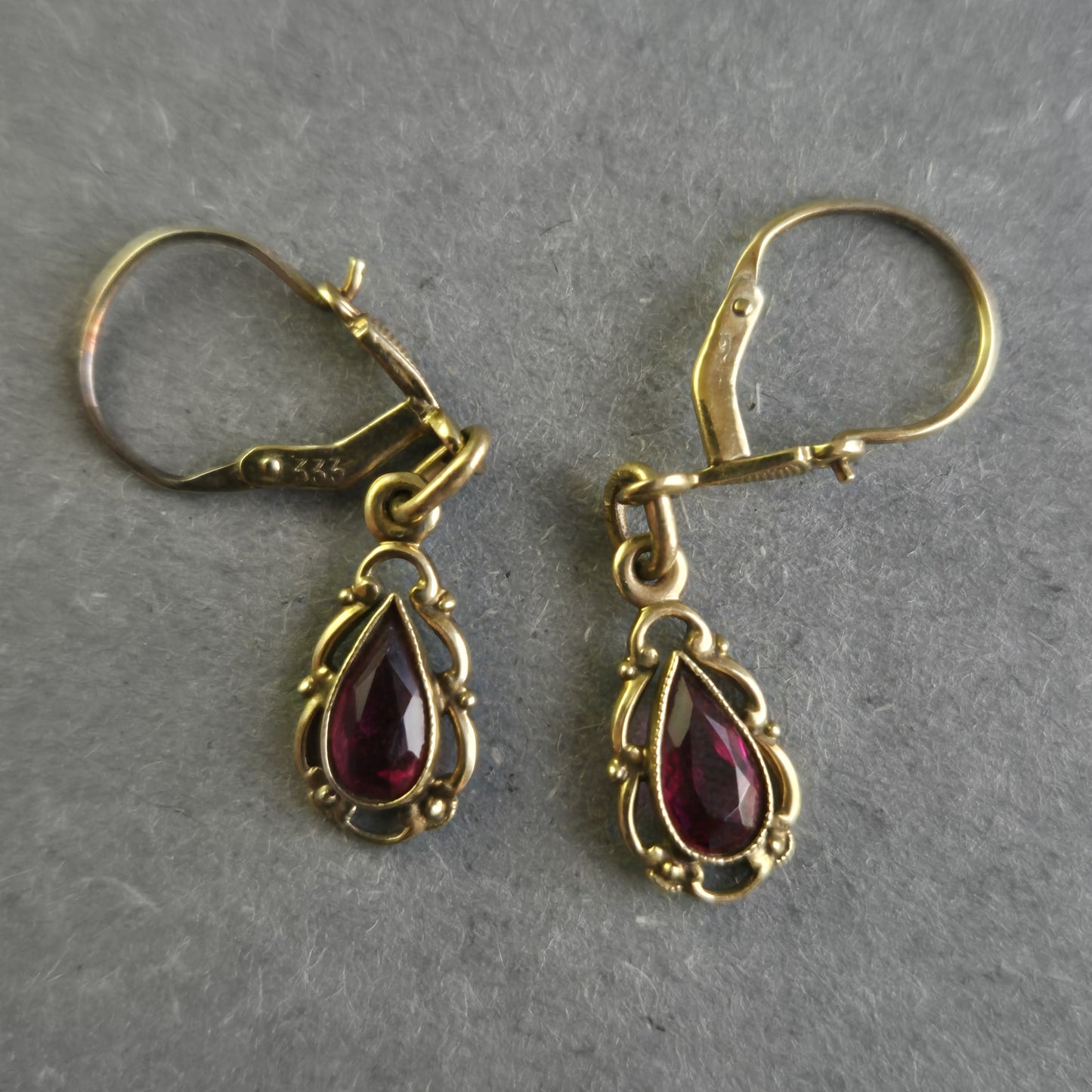 Elegante 333 Gold Ohrringe mit Granat – Klassischer Vintage-Stil