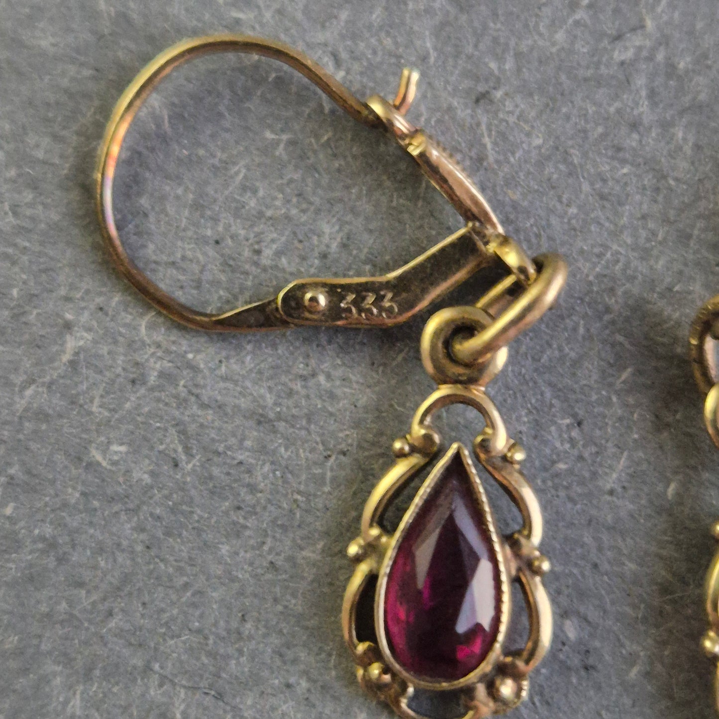 Elegante 333 Gold Ohrringe mit Granat – Klassischer Vintage-Stil