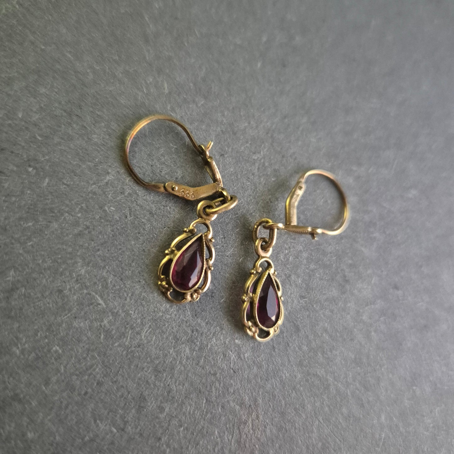 Elegante 333 Gold Ohrringe mit Granat – Klassischer Vintage-Stil