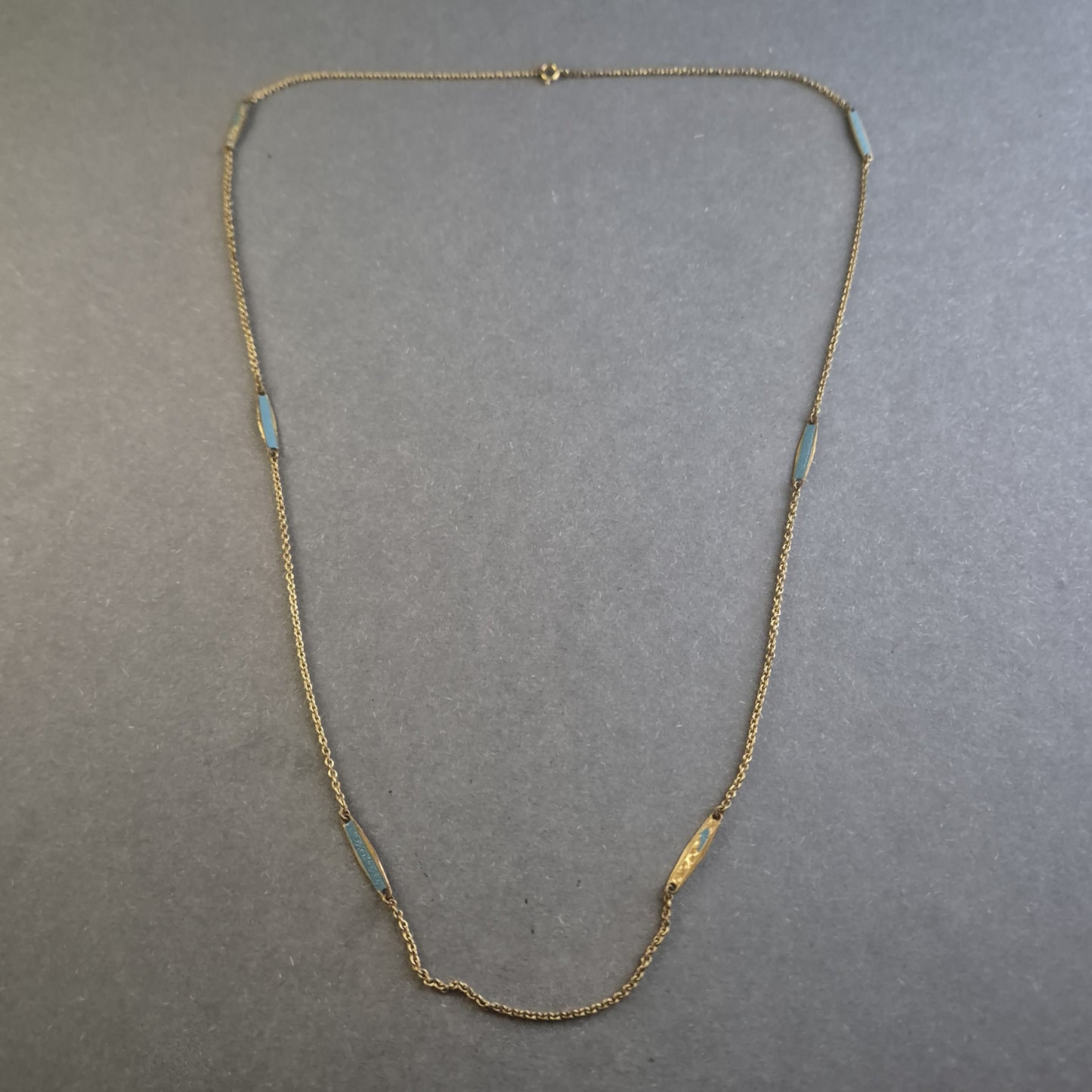 Antike Halskette mit Emaille-Elementen – Filigrane Eleganz aus vergangener Zeit