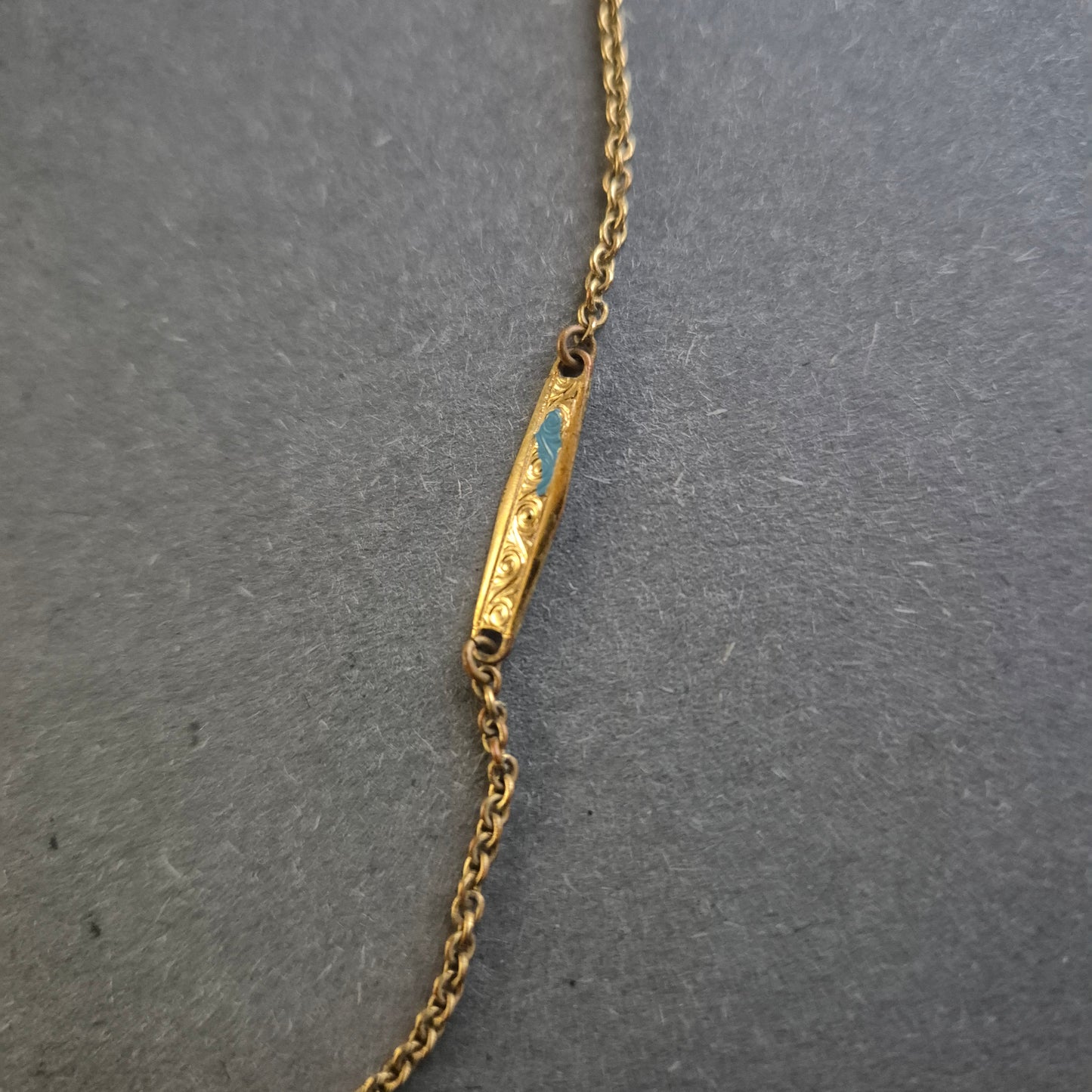 Antike Halskette mit Emaille-Elementen – Filigrane Eleganz aus vergangener Zeit