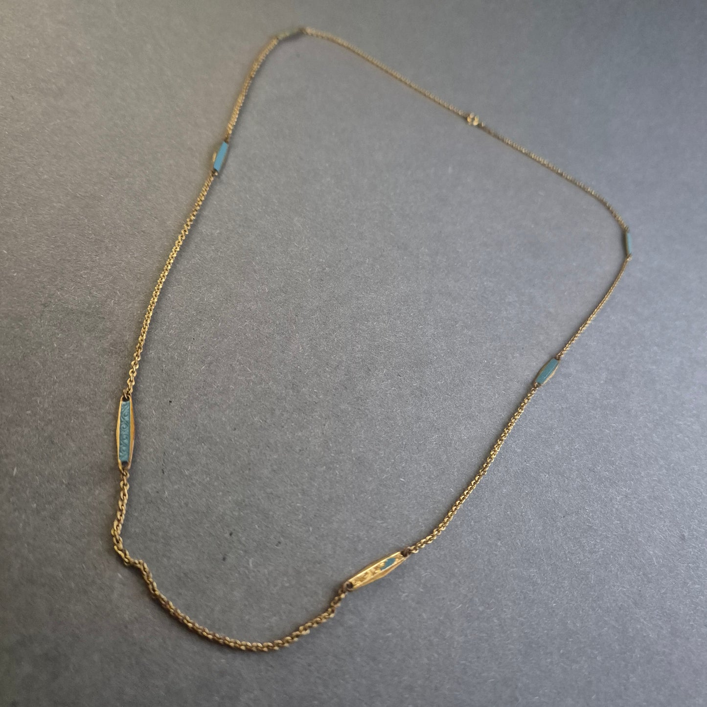 Antike Halskette mit Emaille-Elementen – Filigrane Eleganz aus vergangener Zeit