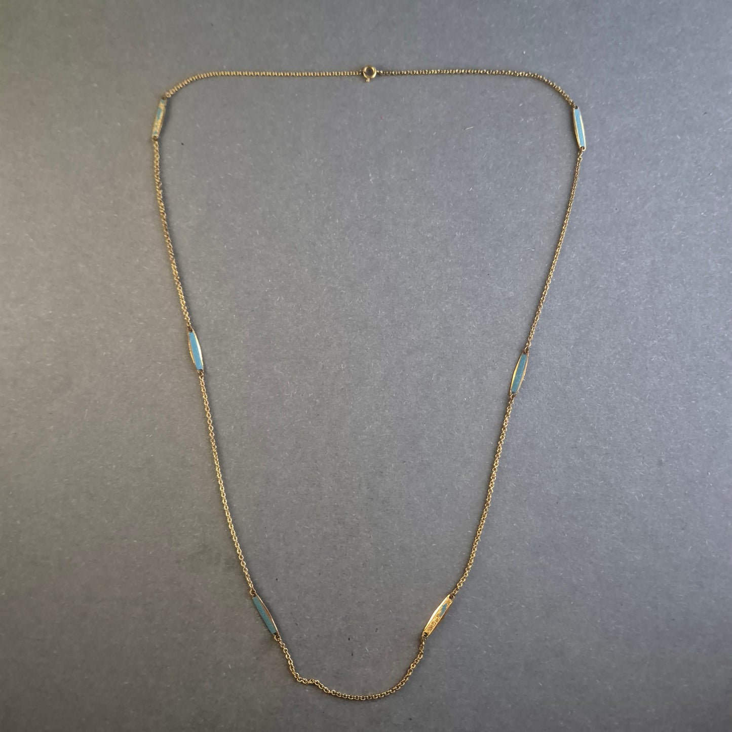 Antike Halskette mit Emaille-Elementen – Filigrane Eleganz aus vergangener Zeit