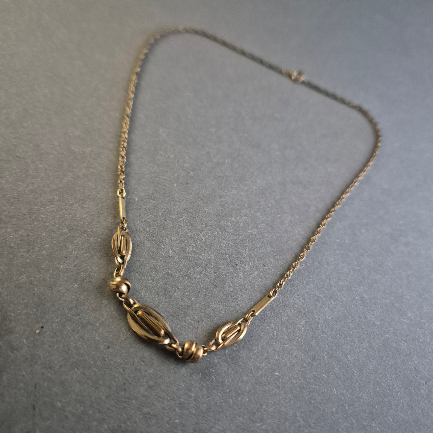 Antike Halskette mit filigranen Gliederelementen – Zeitlose Eleganz