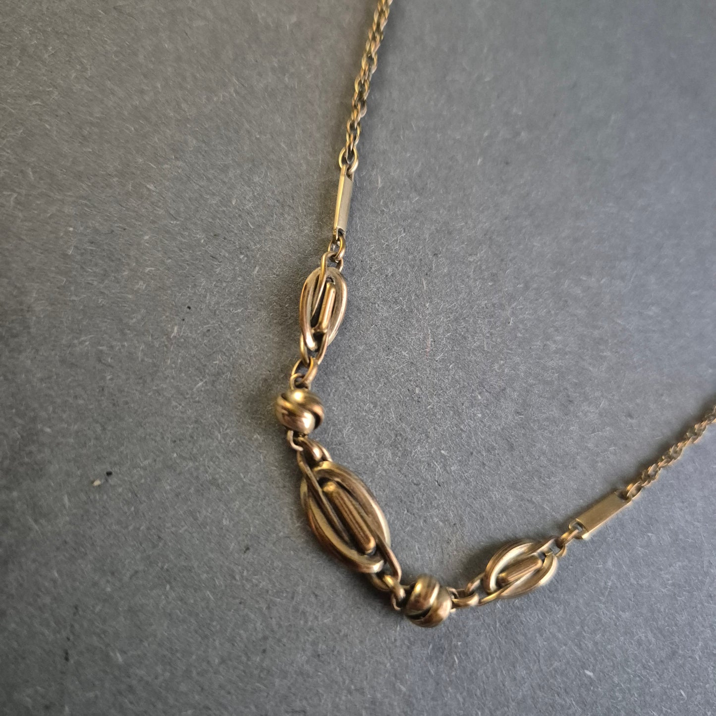 Antike Halskette mit filigranen Gliederelementen – Zeitlose Eleganz