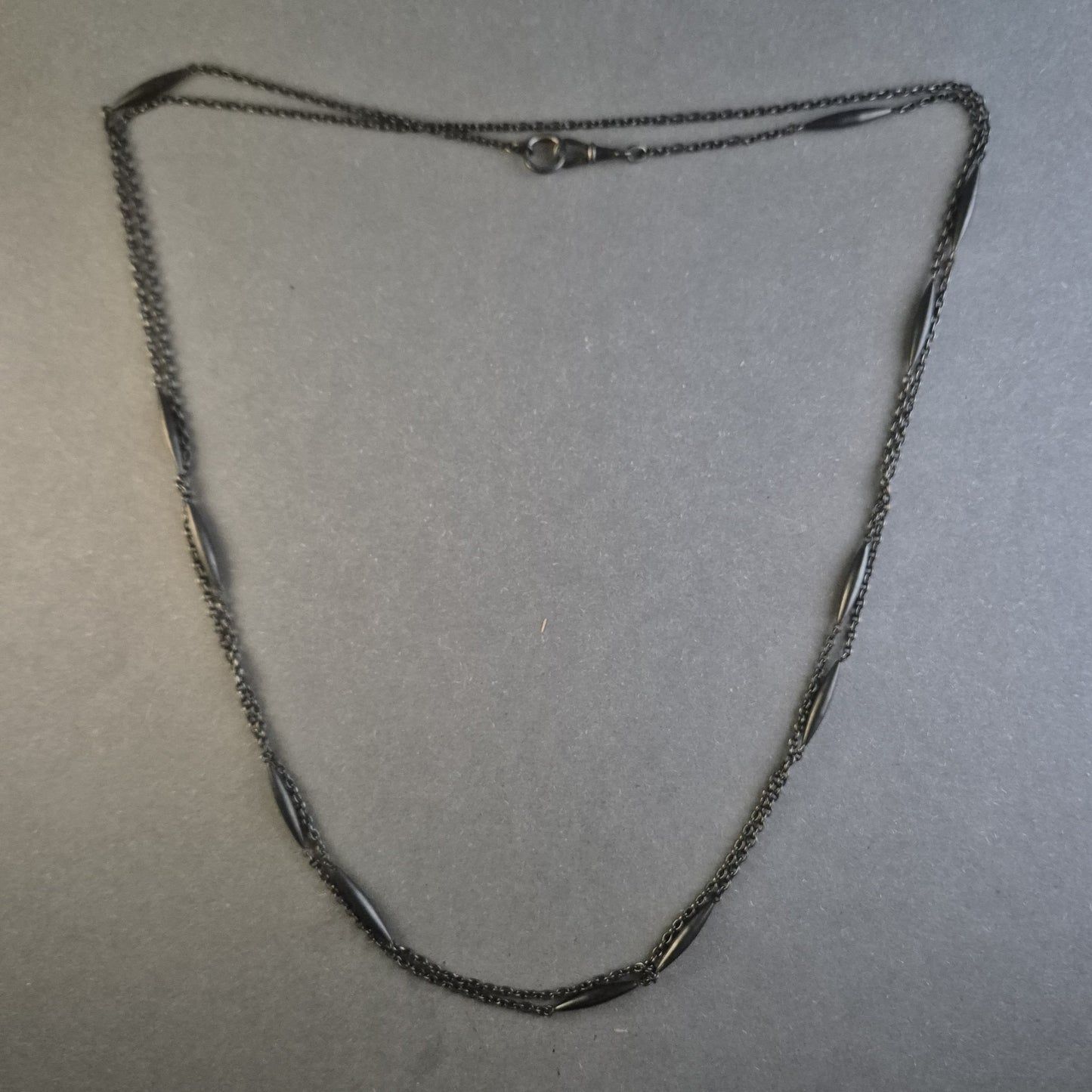 Antike Trauerkette aus schwarzem Glas – Eleganz mit historischer Bedeutung