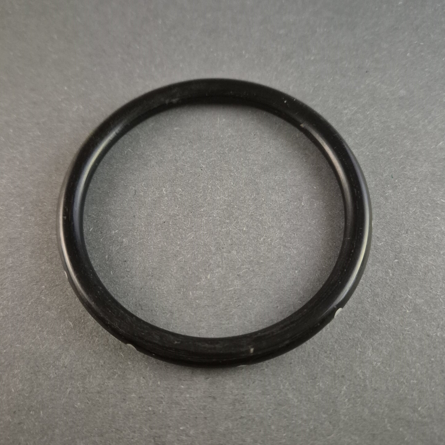 Antiker schwarzer Armreif mit Perlmutt-Intarsien – Klassischer Vintage-Stil