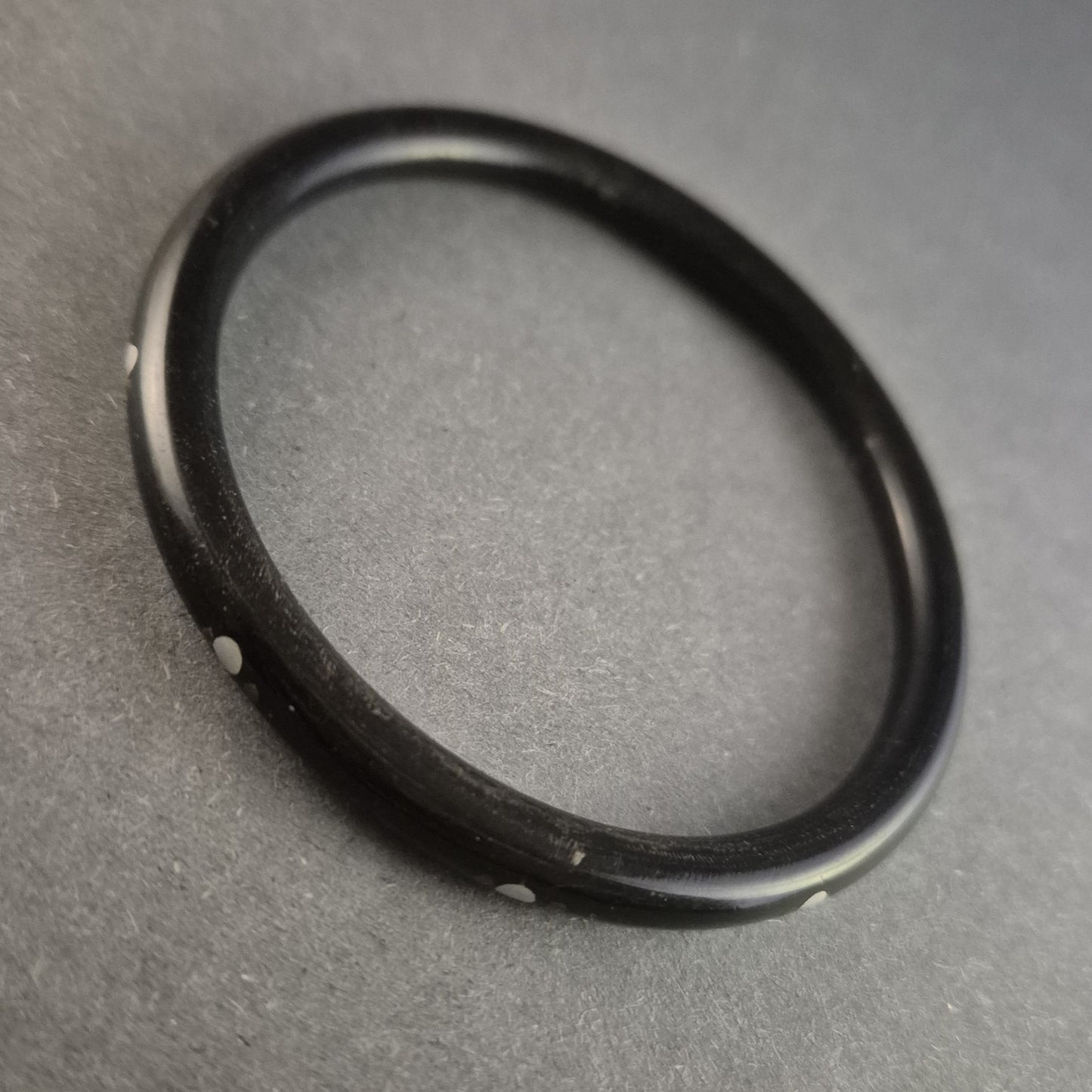 Antiker schwarzer Armreif mit Perlmutt-Intarsien – Klassischer Vintage-Stil