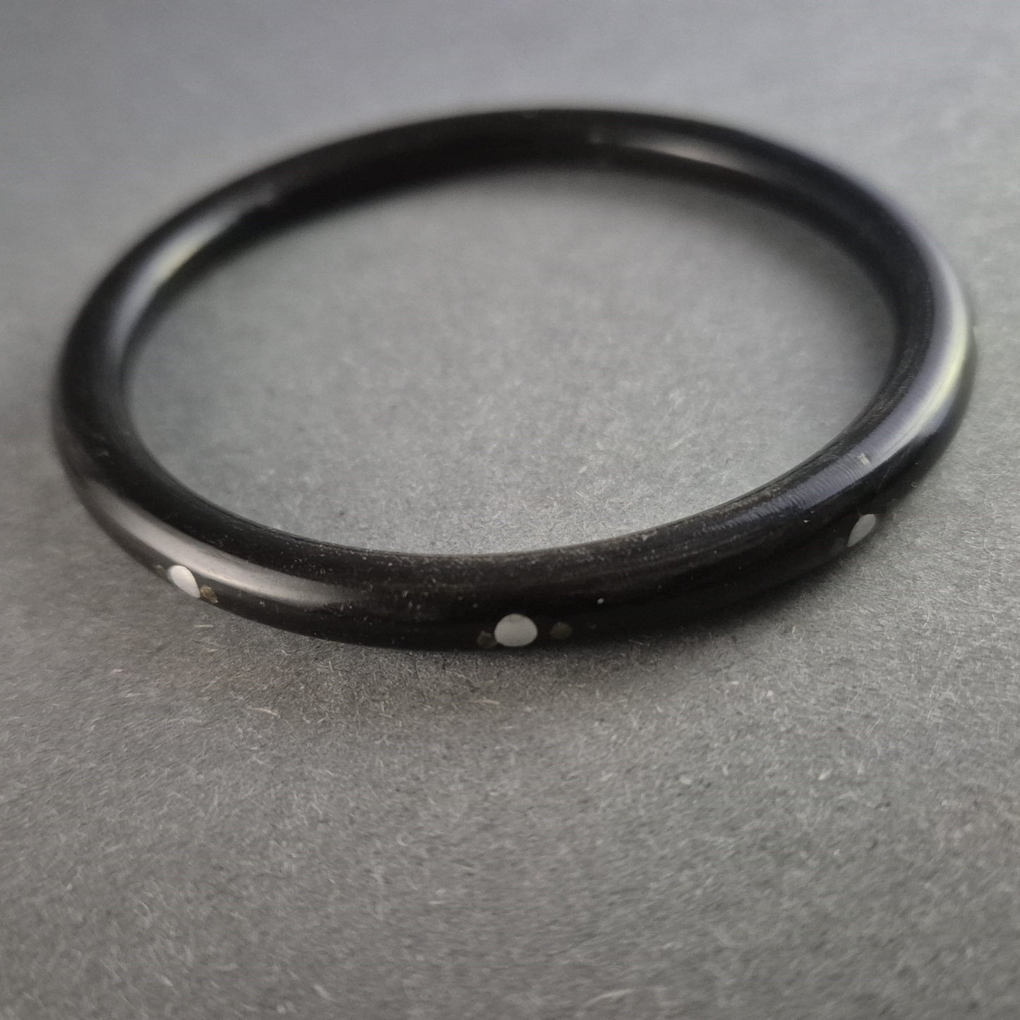 Antiker schwarzer Armreif mit Perlmutt-Intarsien – Klassischer Vintage-Stil