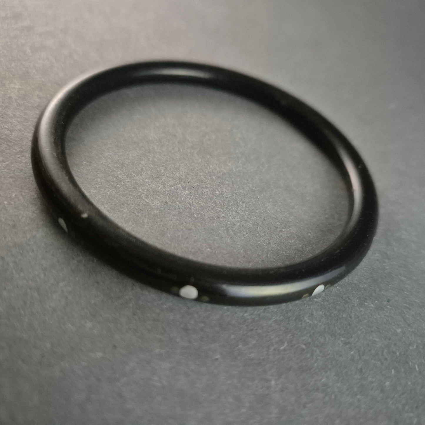 Antiker schwarzer Armreif mit Perlmutt-Intarsien – Klassischer Vintage-Stil