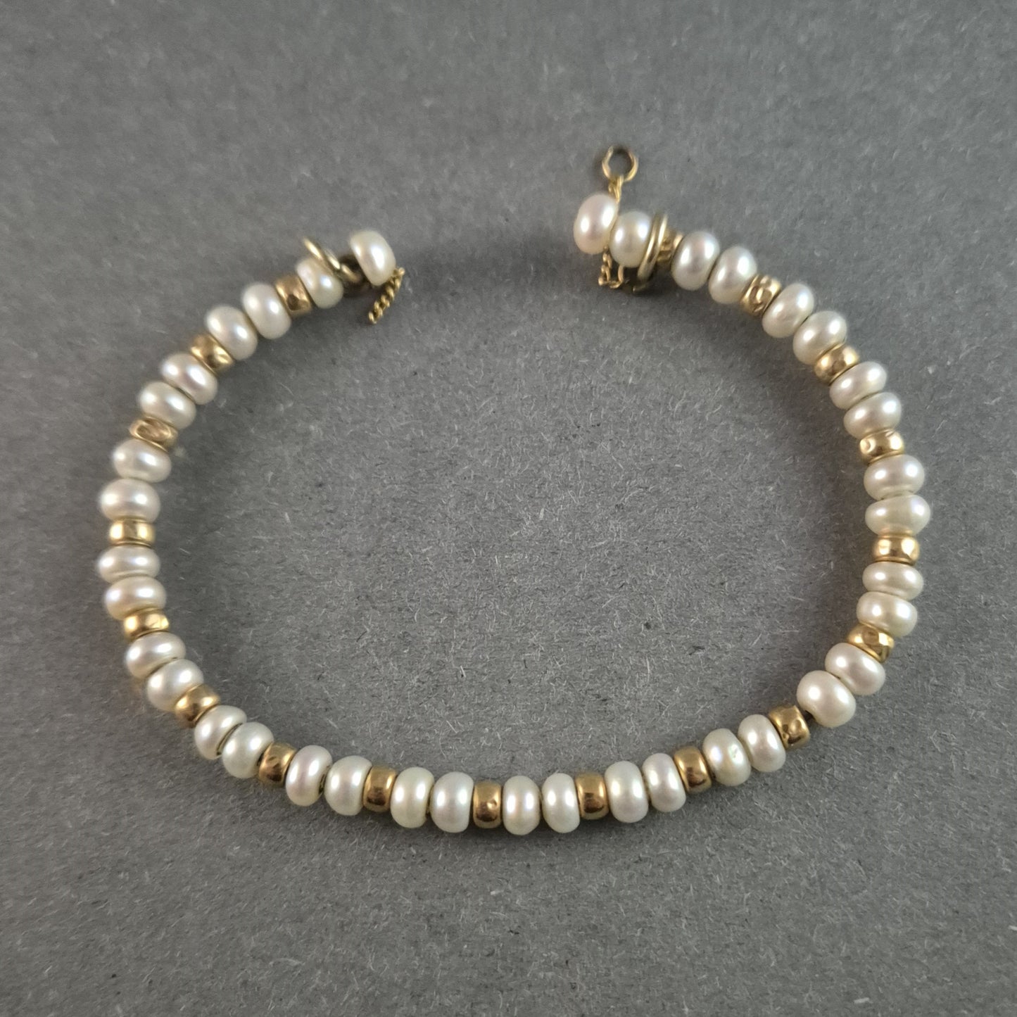 Elegantes Perlenarmband mit goldenen Akzenten – Klassische Schönheit