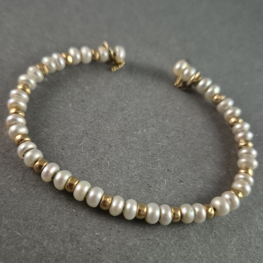 Elegantes Perlenarmband mit goldenen Akzenten – Klassische Schönheit