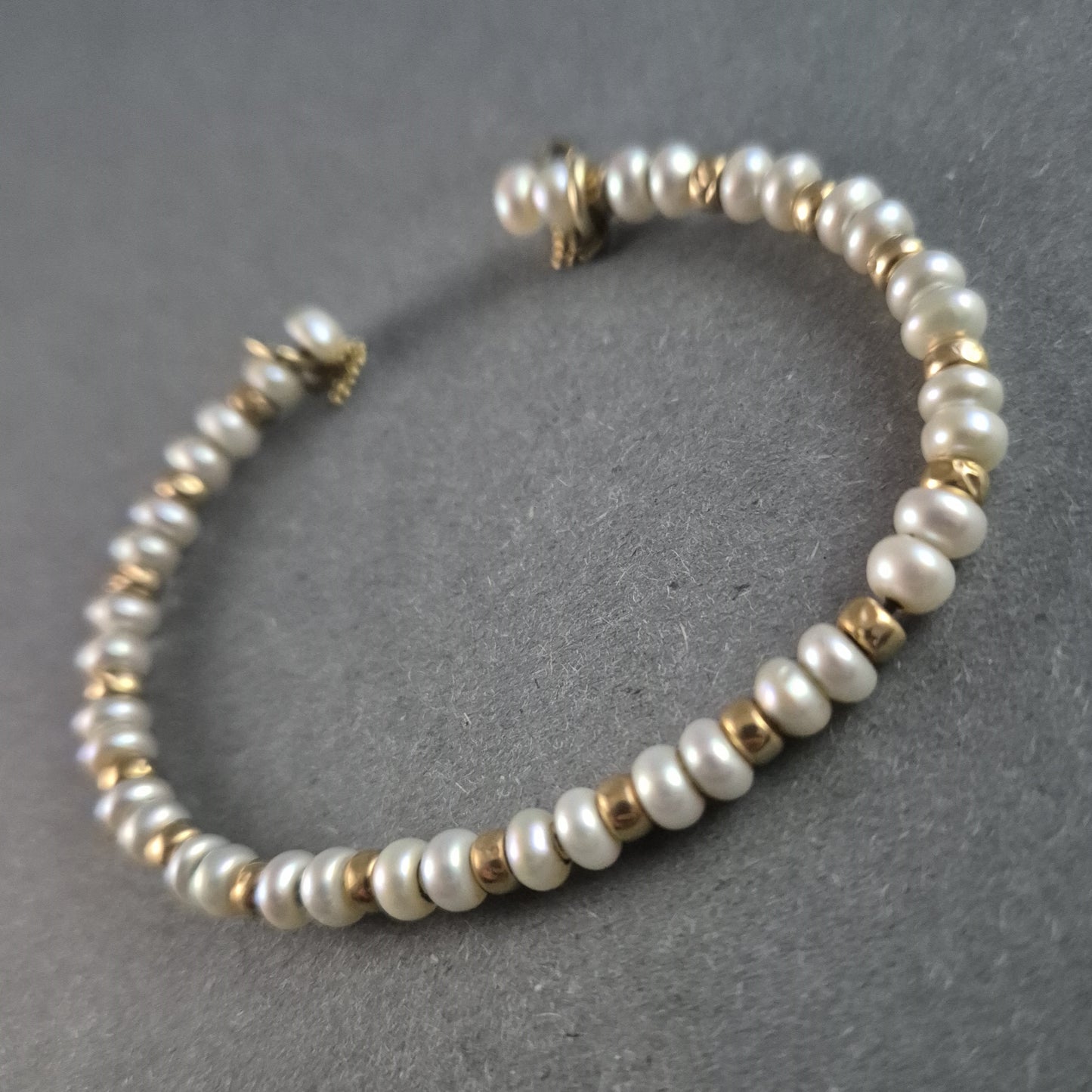 Elegantes Perlenarmband mit goldenen Akzenten – Klassische Schönheit