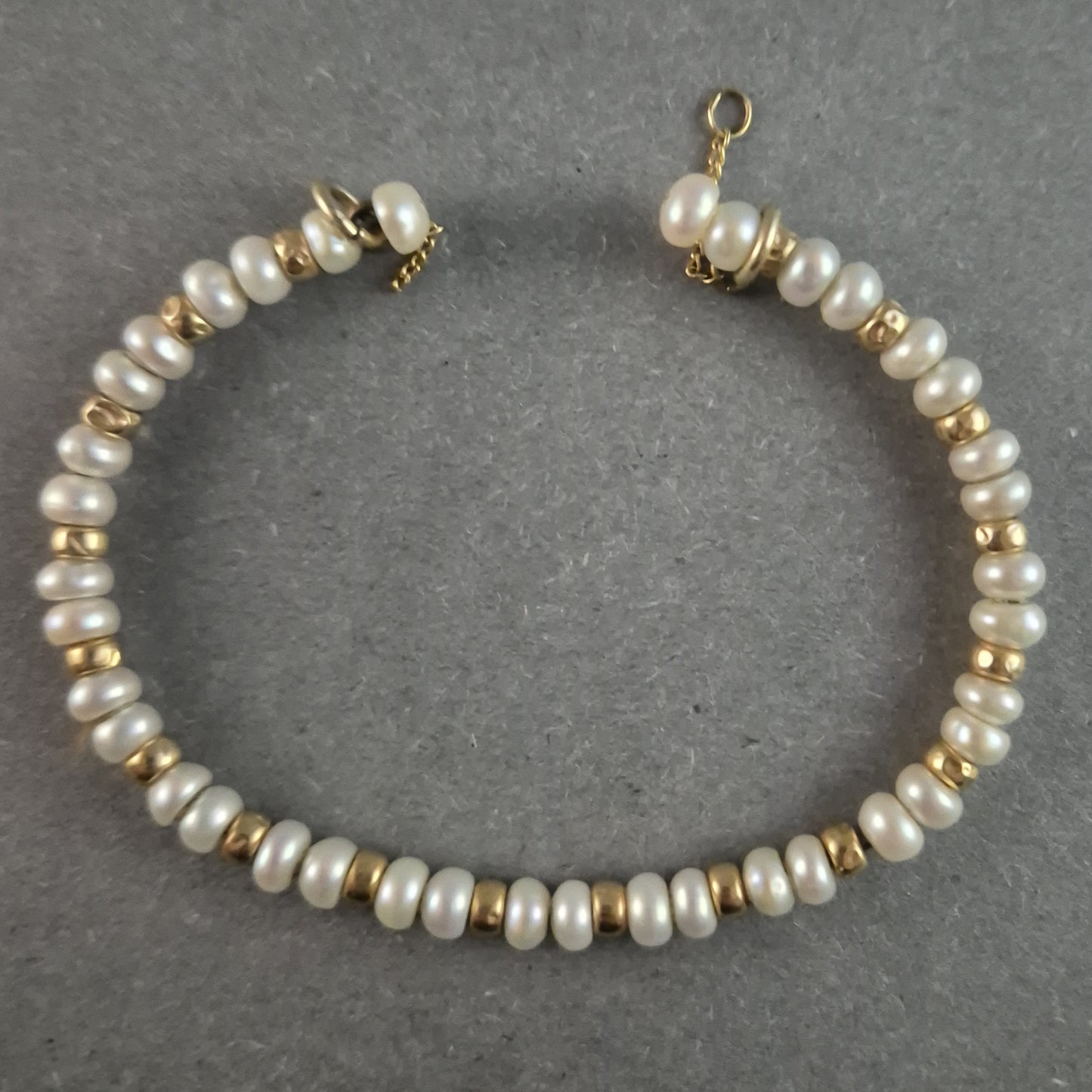 Elegantes Perlenarmband mit goldenen Akzenten – Klassische Schönheit