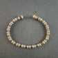 Elegantes Perlenarmband mit goldenen Akzenten – Klassische Schönheit