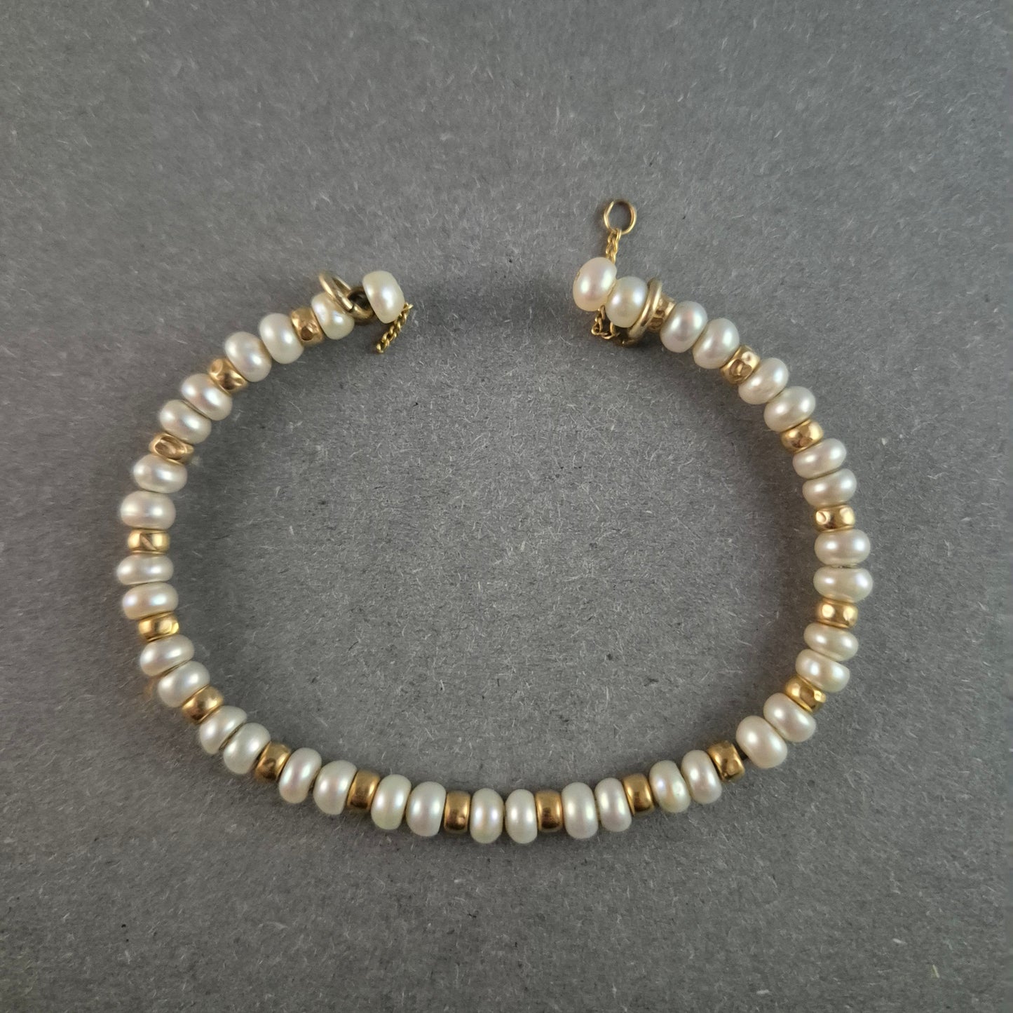 Elegantes Perlenarmband mit goldenen Akzenten – Klassische Schönheit