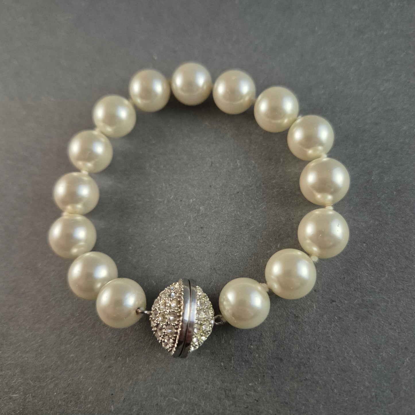 Klassisches Perlenarmband mit Strass-Verschluss – Eleganz in Perfektion