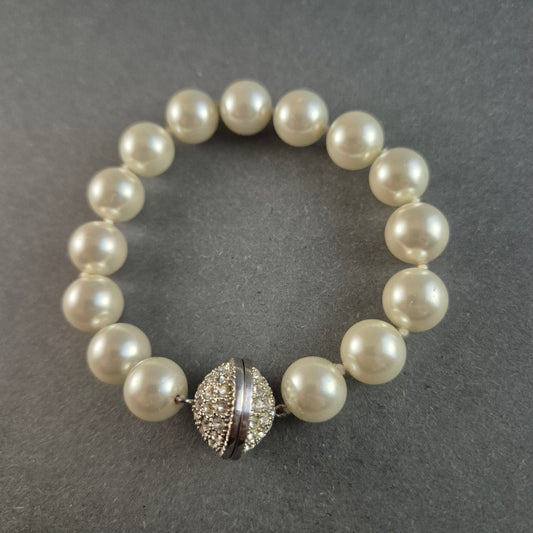 Klassisches Perlenarmband mit Strass-Verschluss – Eleganz in Perfektion