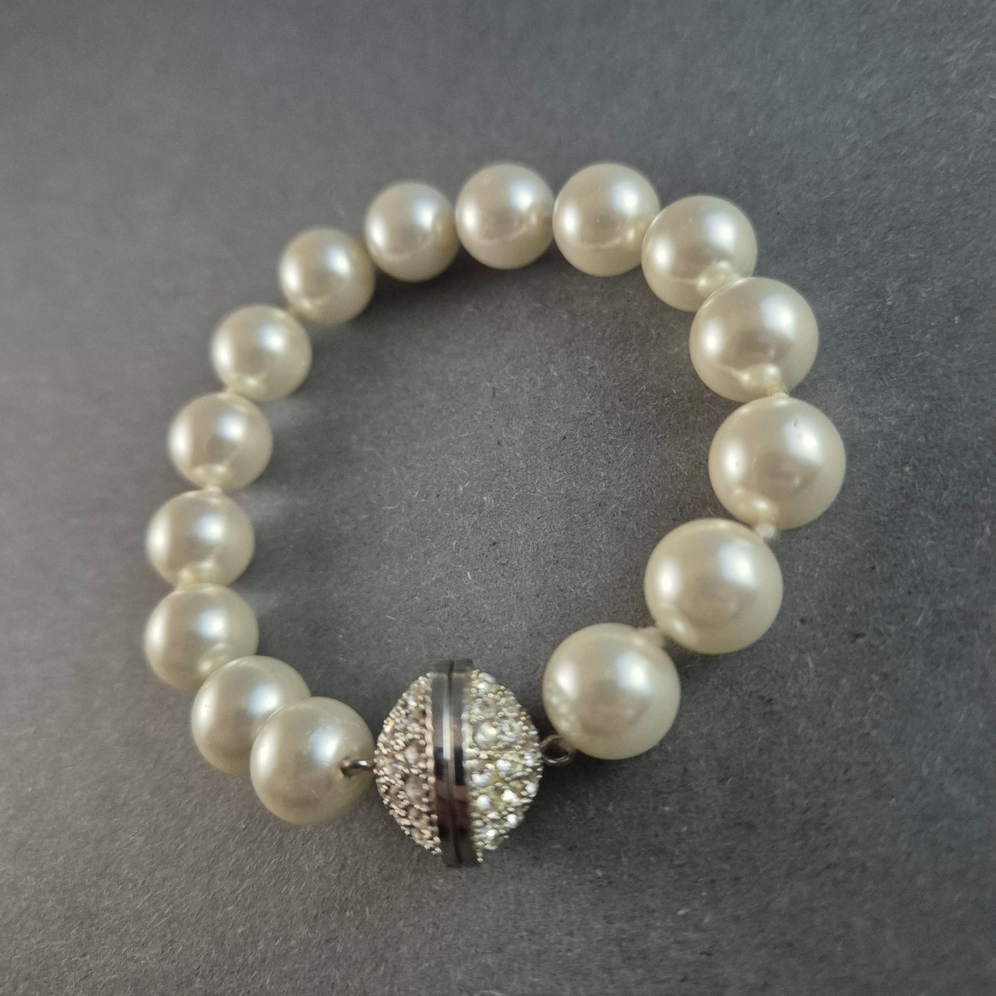 Klassisches Perlenarmband mit Strass-Verschluss – Eleganz in Perfektion