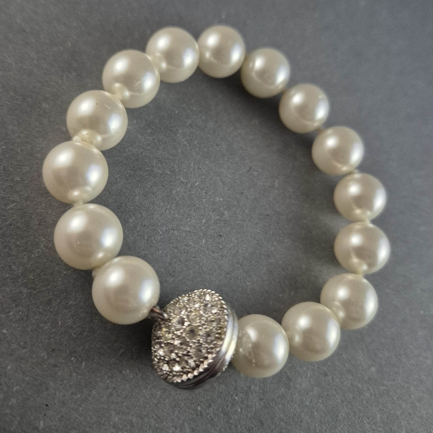 Klassisches Perlenarmband mit Strass-Verschluss – Eleganz in Perfektion