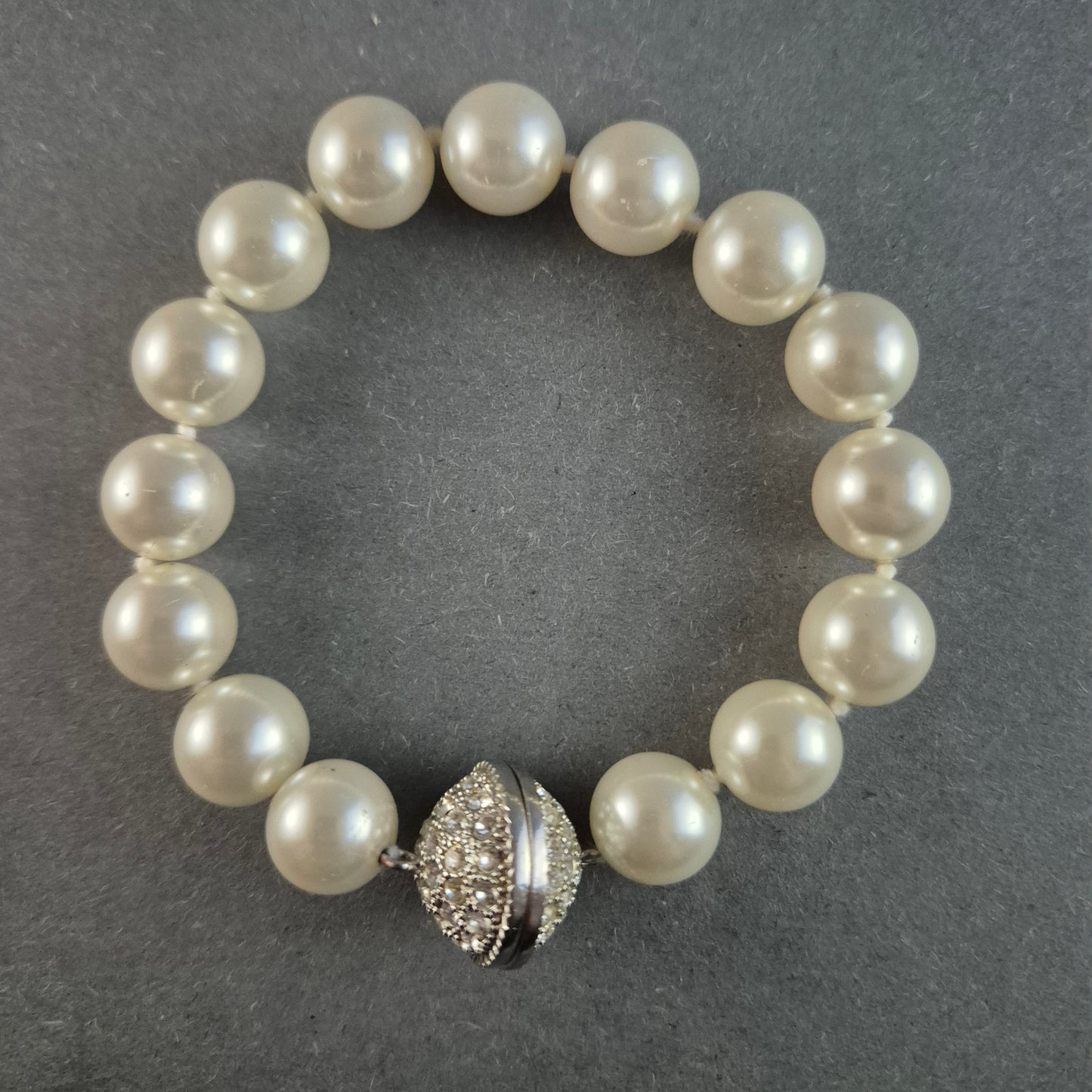 Klassisches Perlenarmband mit Strass-Verschluss – Eleganz in Perfektion