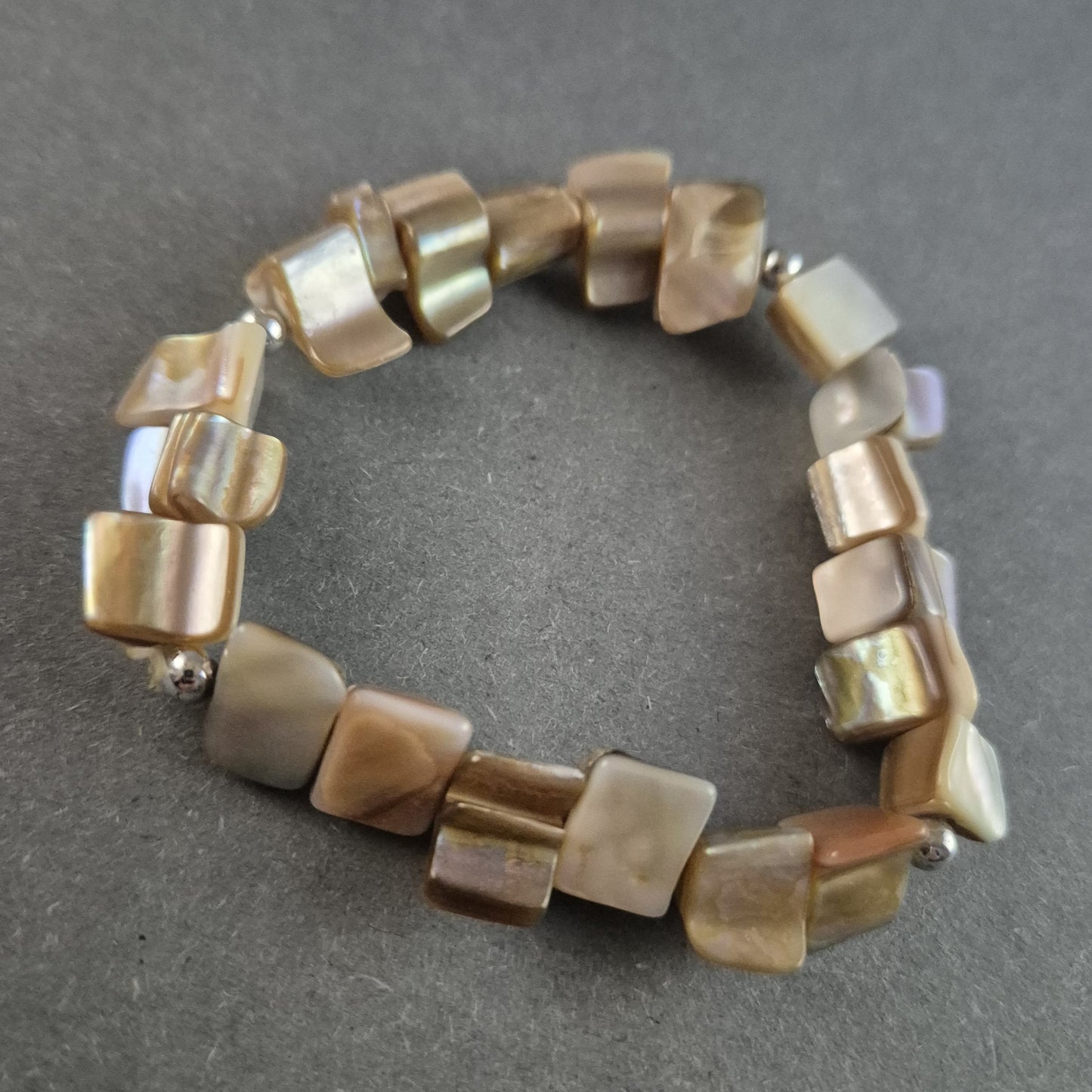 Elegantes Muschel-Perlmuttarmband – Natürliche Schimmeroptik