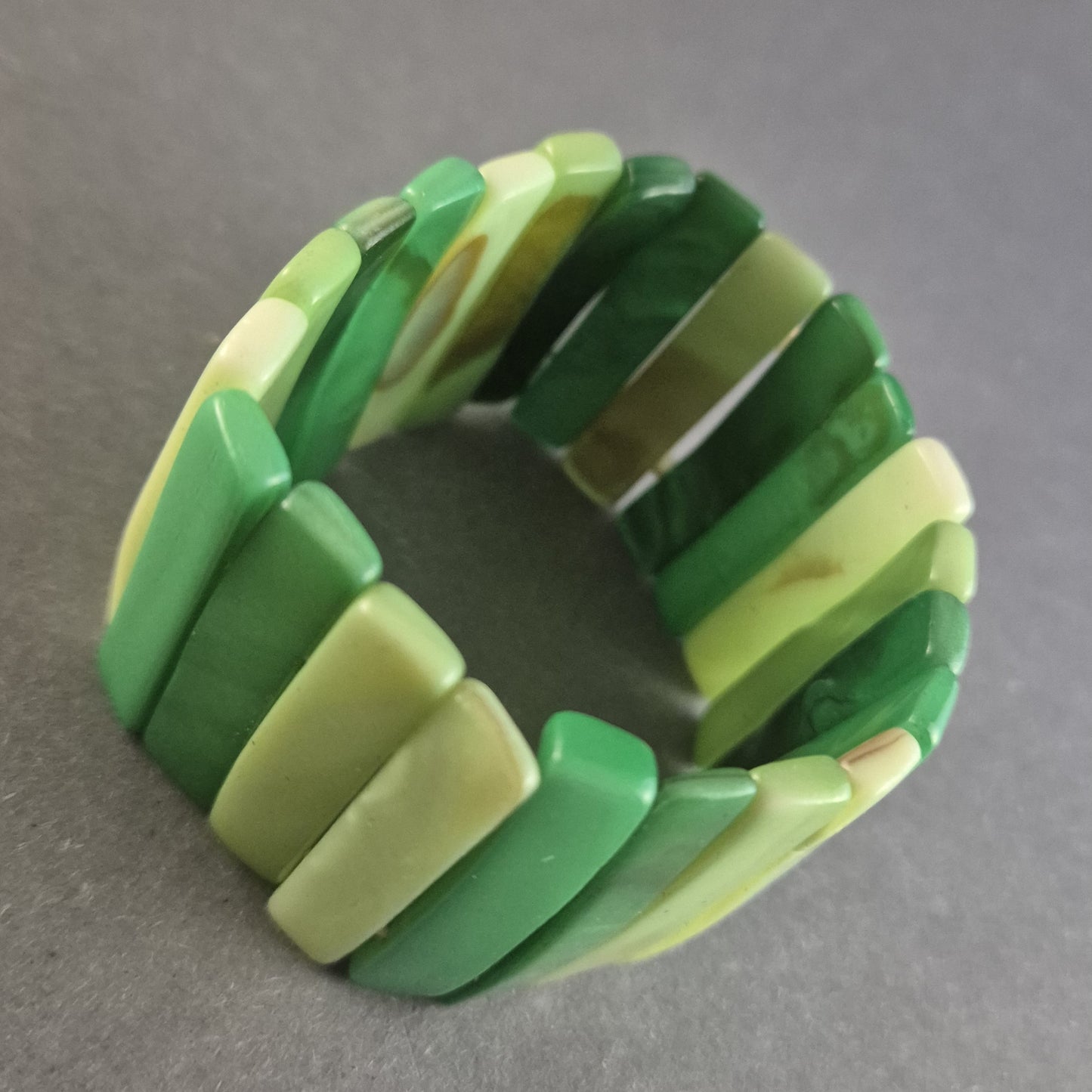 Breites Statement-Armband in Grüntönen – Modern & Naturinspiriert