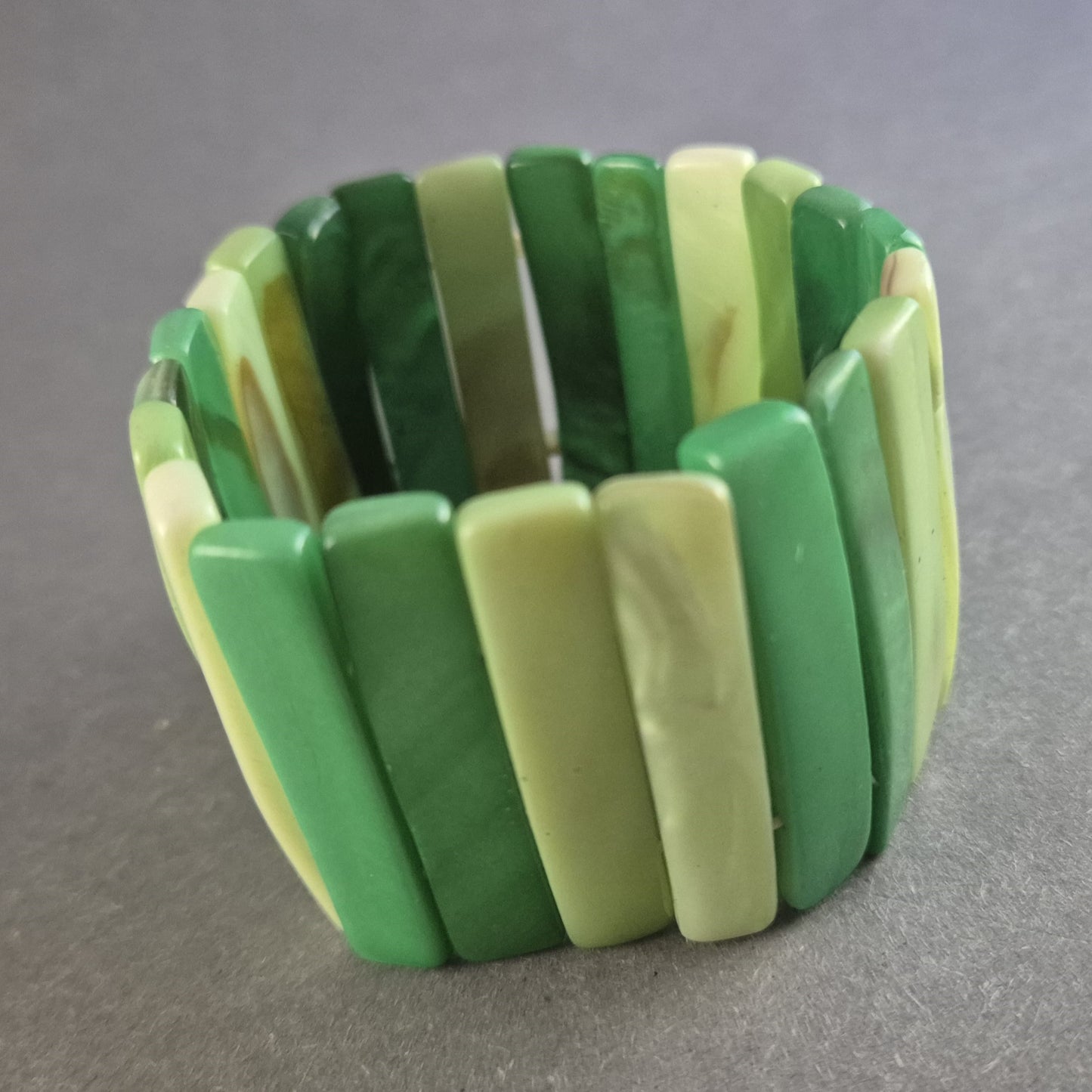 Breites Statement-Armband in Grüntönen – Modern & Naturinspiriert