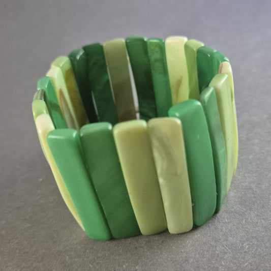 Breites Statement-Armband in Grüntönen – Modern & Naturinspiriert