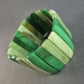 Breites Statement-Armband in Grüntönen – Modern & Naturinspiriert