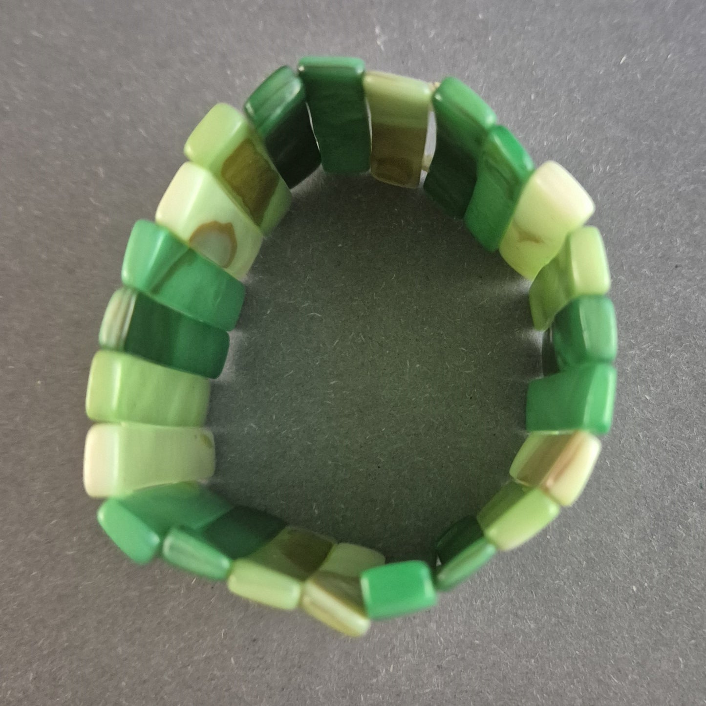 Breites Statement-Armband in Grüntönen – Modern & Naturinspiriert