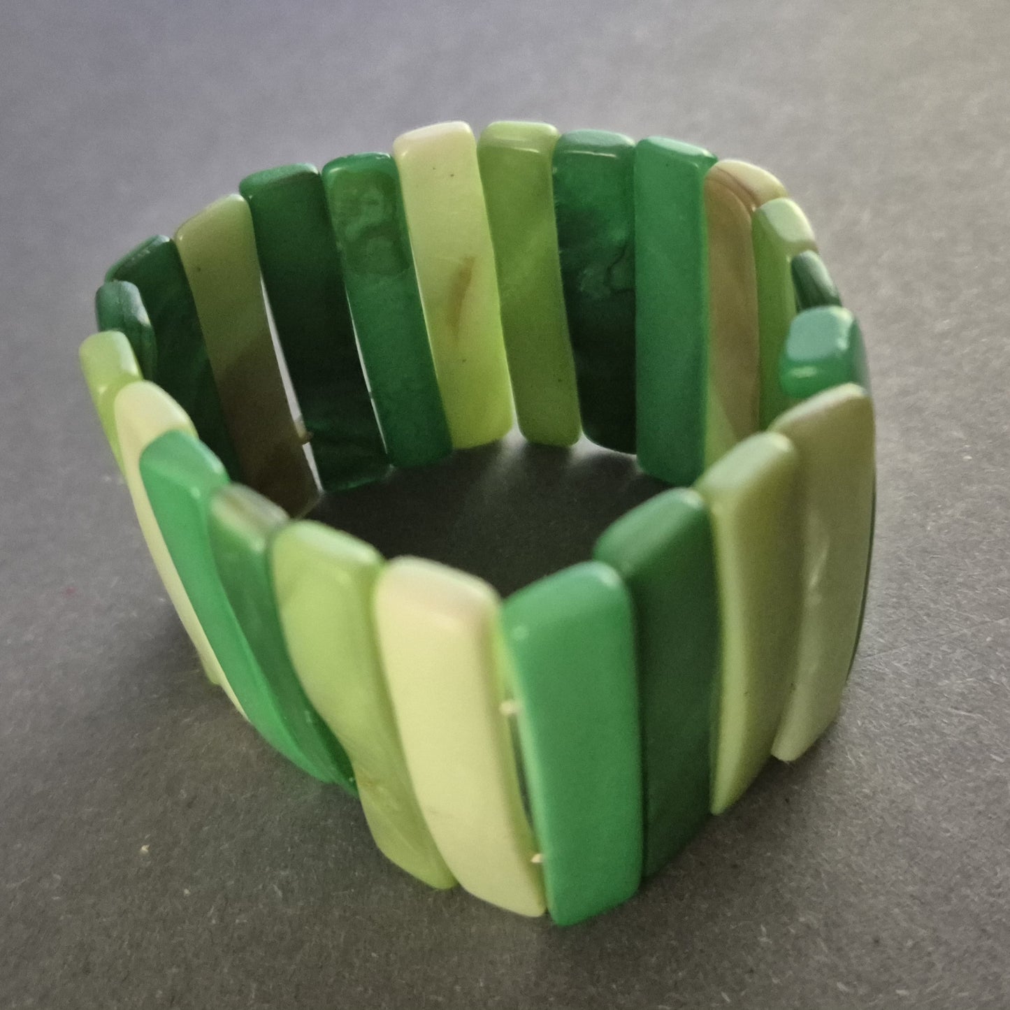 Breites Statement-Armband in Grüntönen – Modern & Naturinspiriert