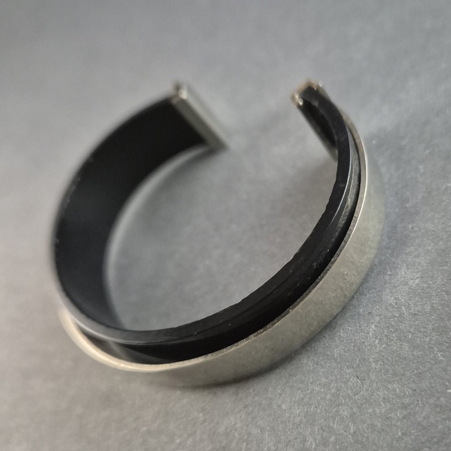 Modernes Herrenarmband aus Edelstahl & Leder – Maskuline Eleganz