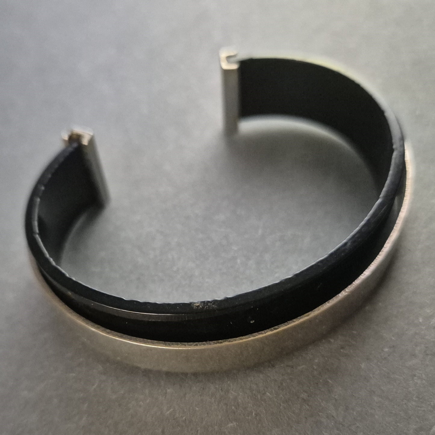 Modernes Herrenarmband aus Edelstahl & Leder – Maskuline Eleganz