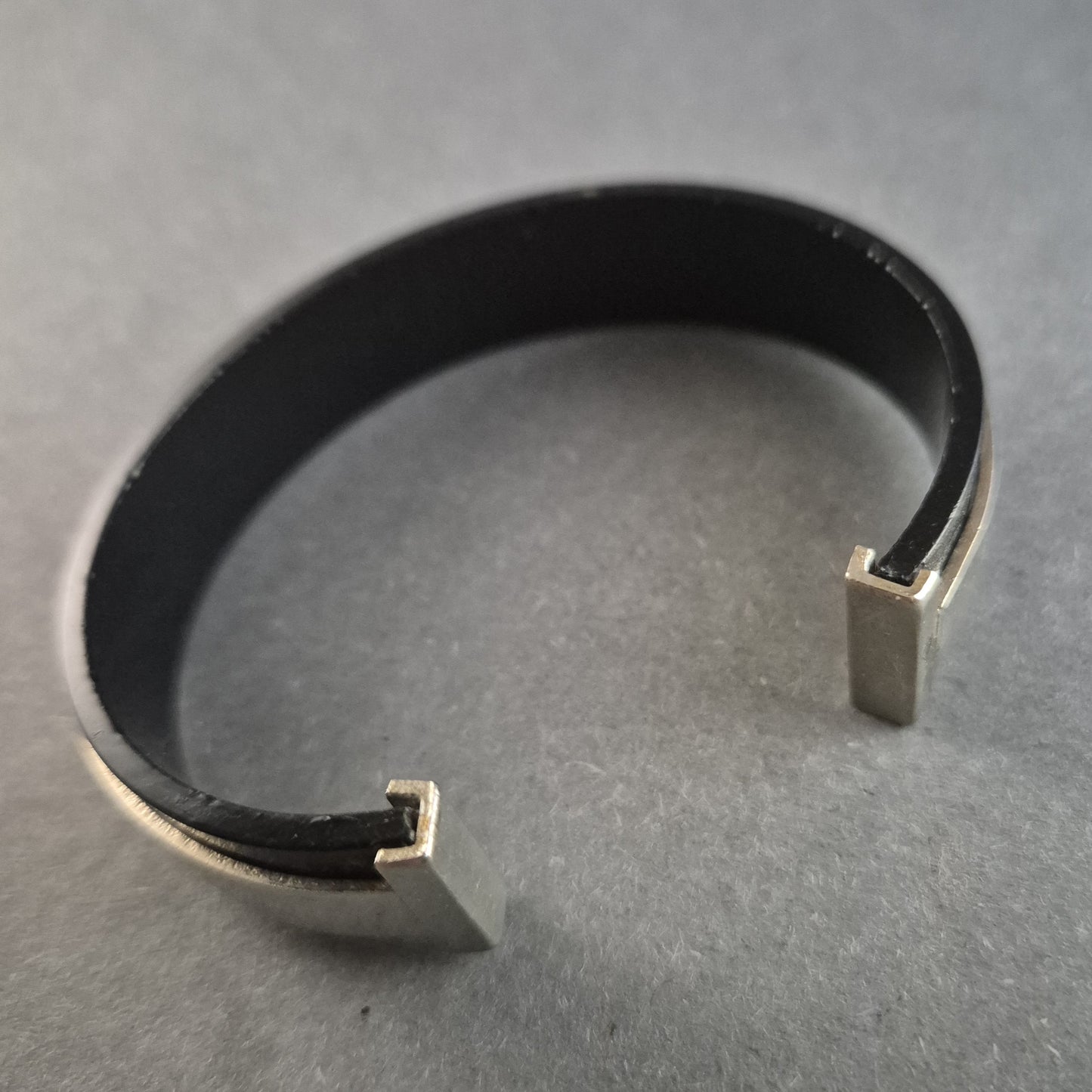 Modernes Herrenarmband aus Edelstahl & Leder – Maskuline Eleganz