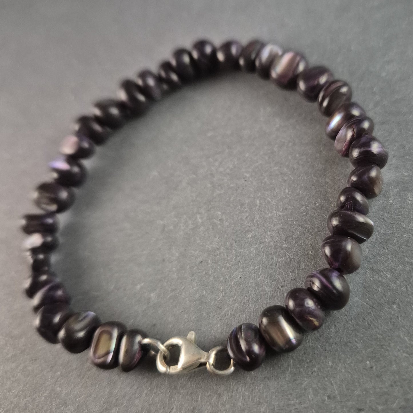 Edles Armband aus dunklen Süßwasserperlen – Eleganz in Schwarz