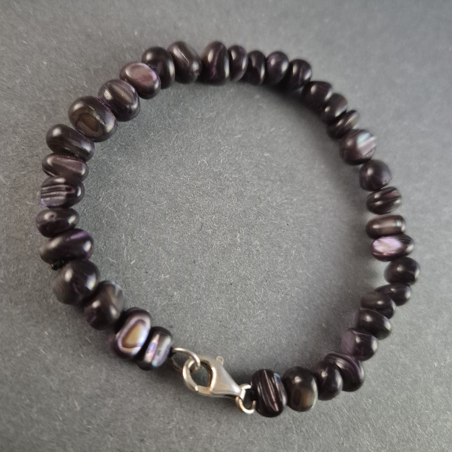 Edles Armband aus dunklen Süßwasserperlen – Eleganz in Schwarz