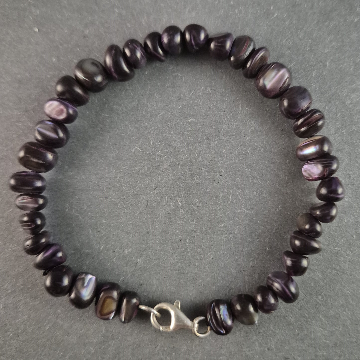 Edles Armband aus dunklen Süßwasserperlen – Eleganz in Schwarz