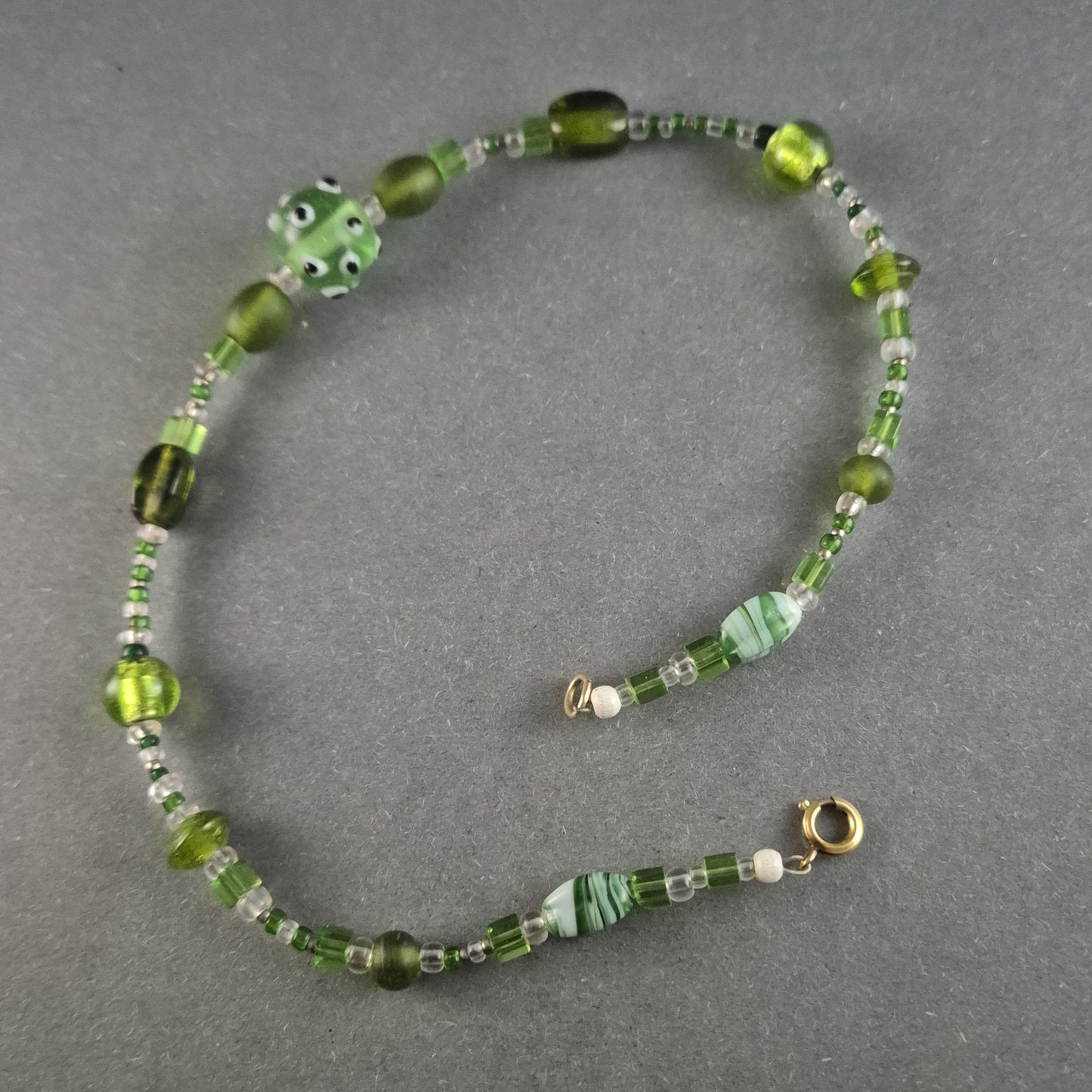 Verspielte Glasperlenkette in Grüntönen – Handgefertigtes Unikat