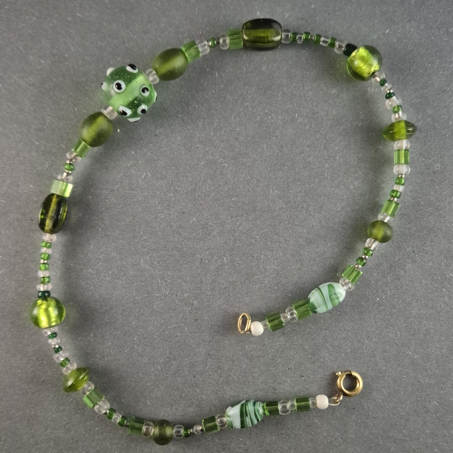 Verspielte Glasperlenkette in Grüntönen – Handgefertigtes Unikat