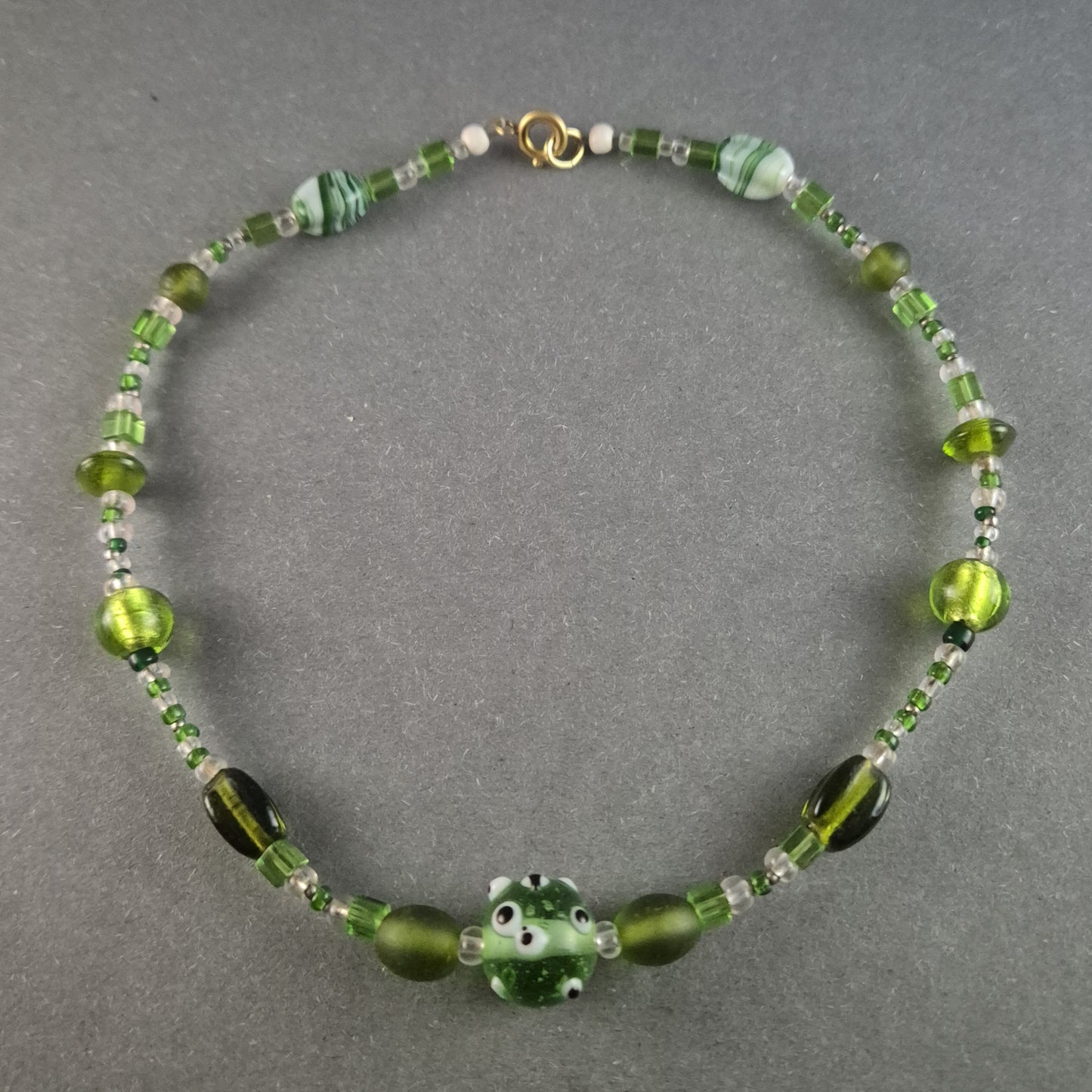 Verspielte Glasperlenkette in Grüntönen – Handgefertigtes Unikat