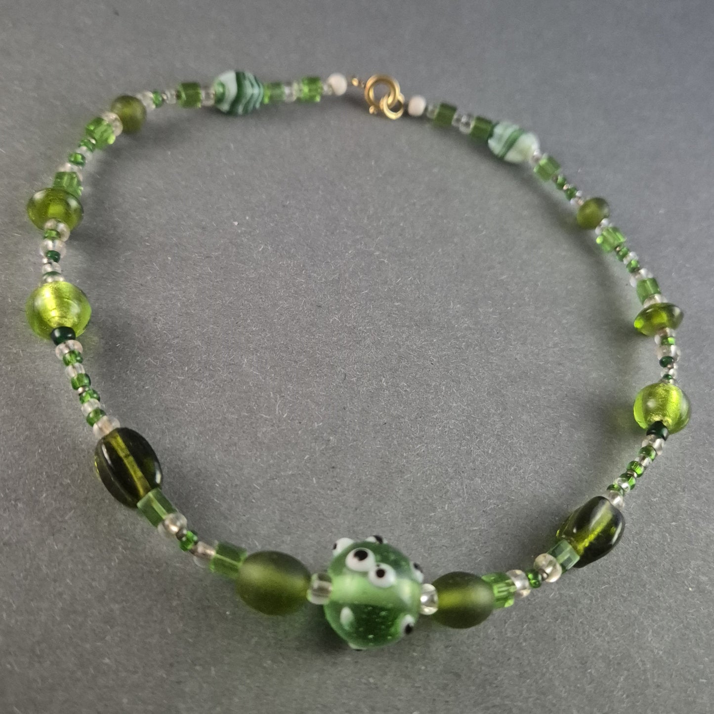 Verspielte Glasperlenkette in Grüntönen – Handgefertigtes Unikat
