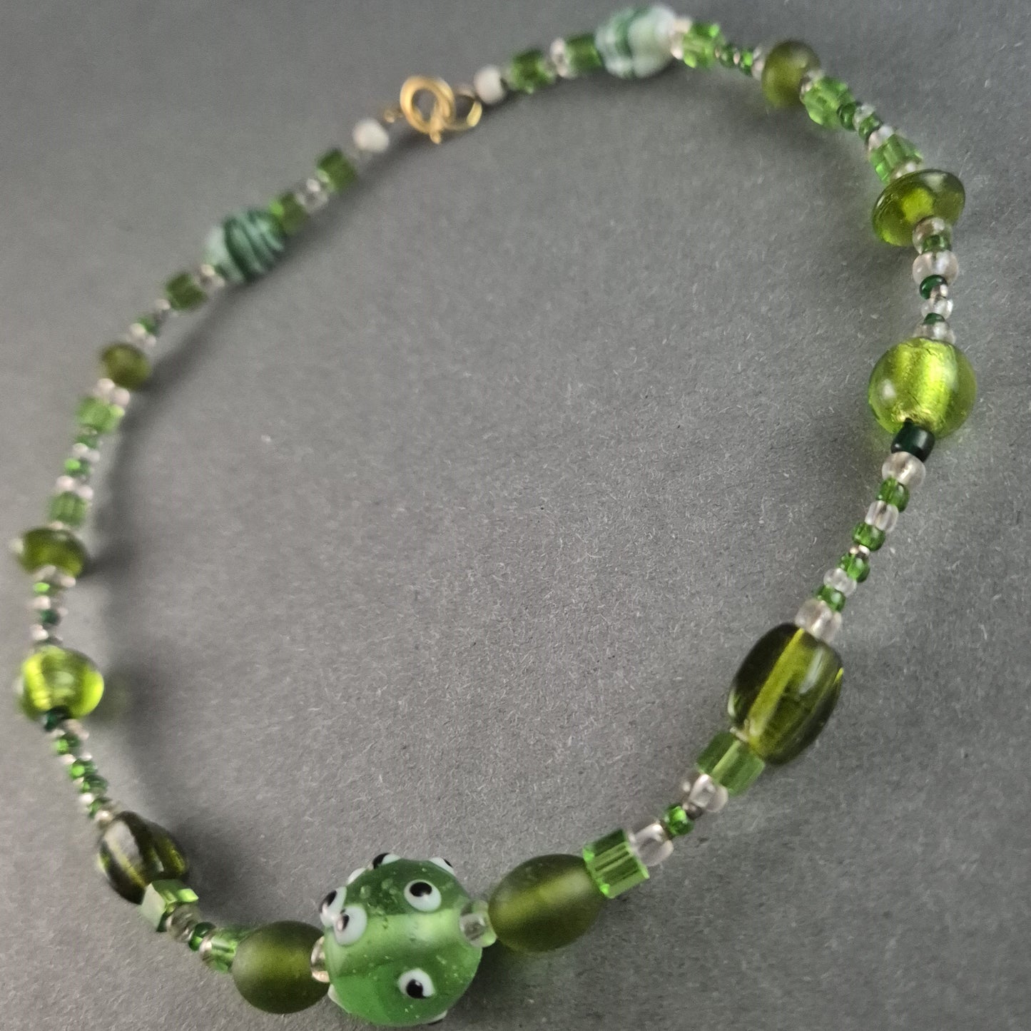 Verspielte Glasperlenkette in Grüntönen – Handgefertigtes Unikat