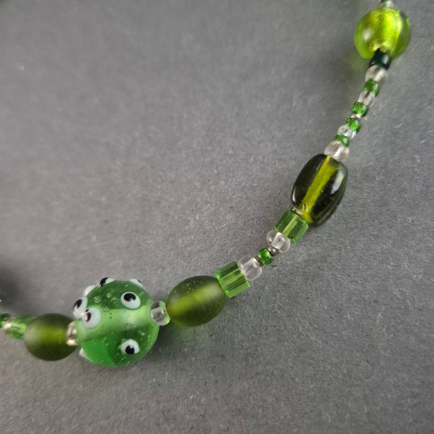 Verspielte Glasperlenkette in Grüntönen – Handgefertigtes Unikat