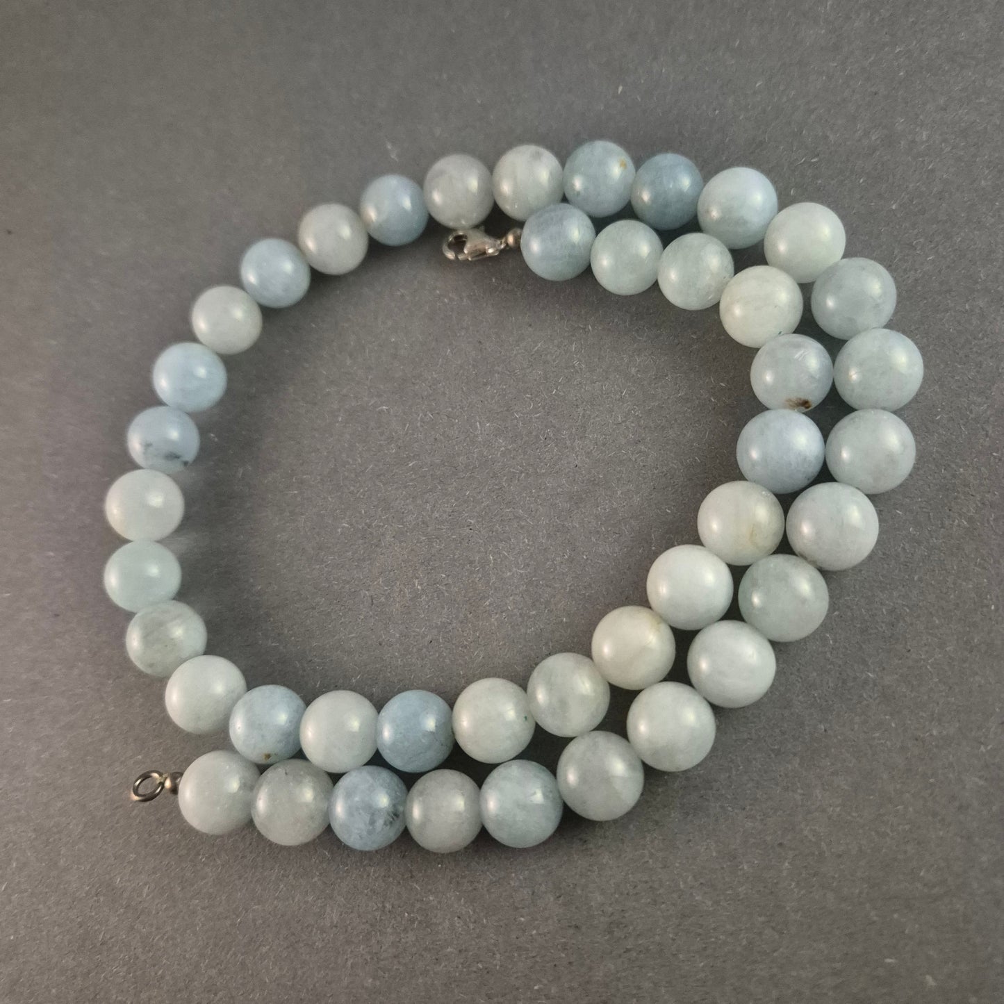 Edle Jade-Perlenkette – Zeitlose Eleganz in sanftem Blau
