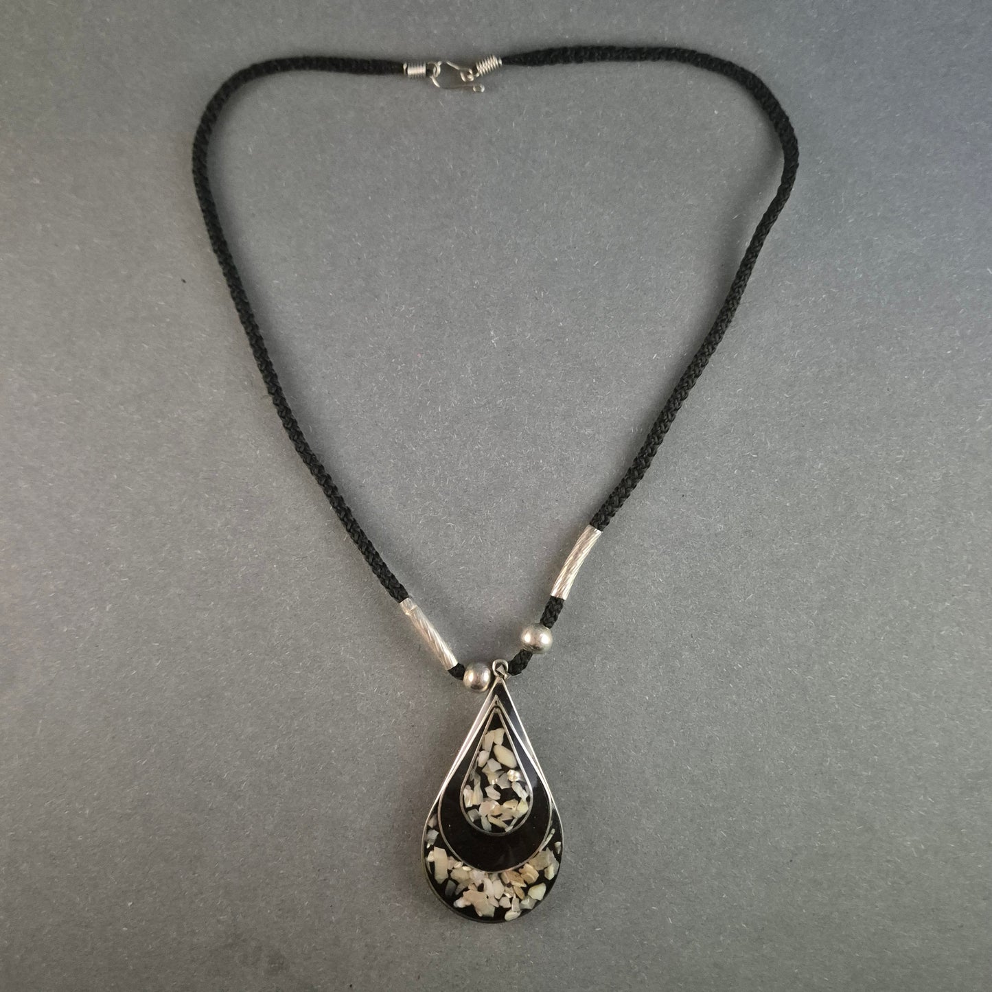 Elegante Tropfen-Anhänger-Halskette – Handgefertigtes Design